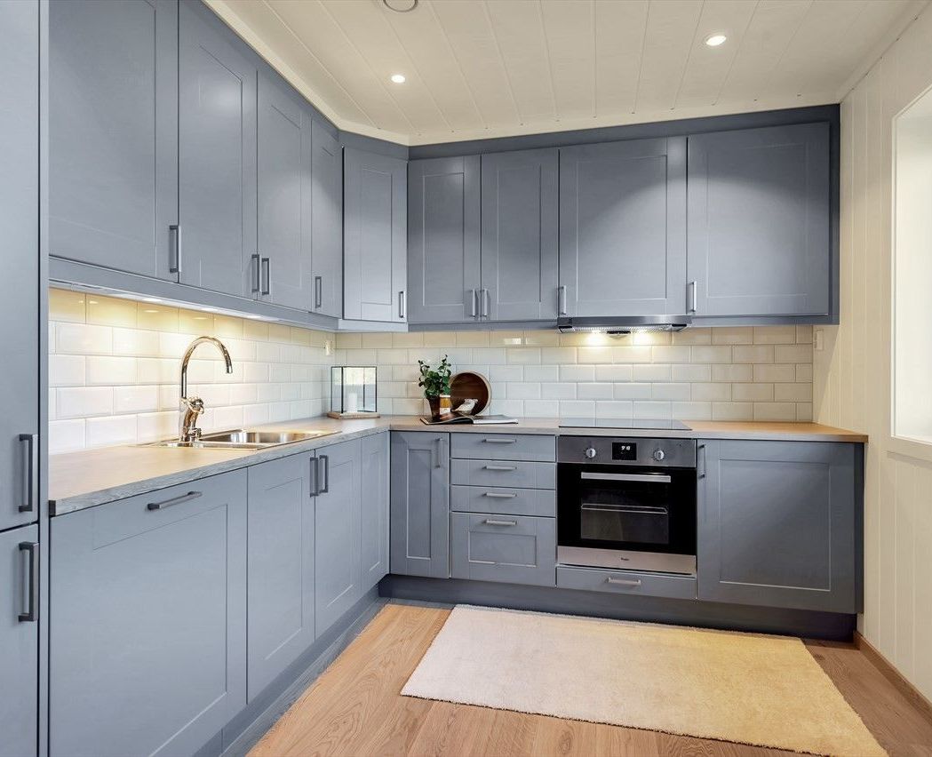 Kjøkken med hvite vegger og grå innredning