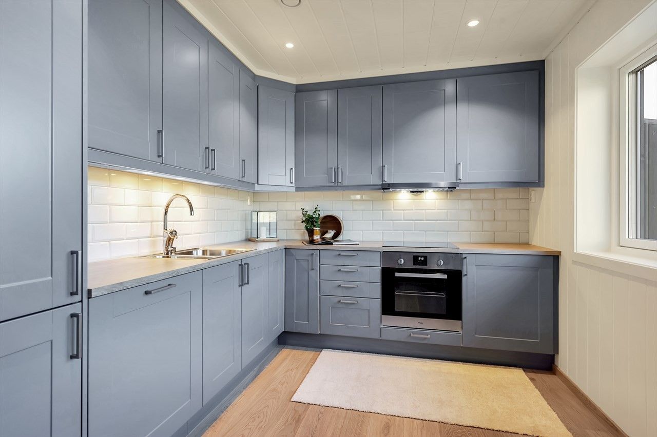 Kjøkken med hvite vegger og grå innredning